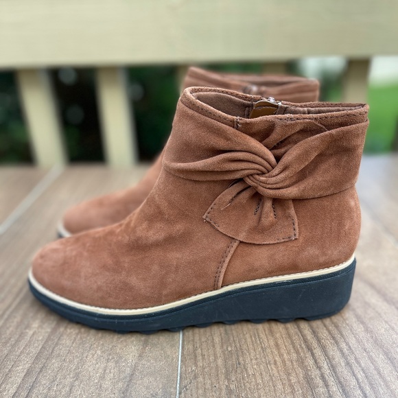 Clarks Sharon Salon Women Wedge Heel Ankle Booties Dark Tan Suede 7M - Picture 1 of 9